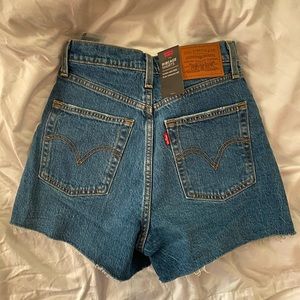 Levi’s Ribcage shorts SIZE 25